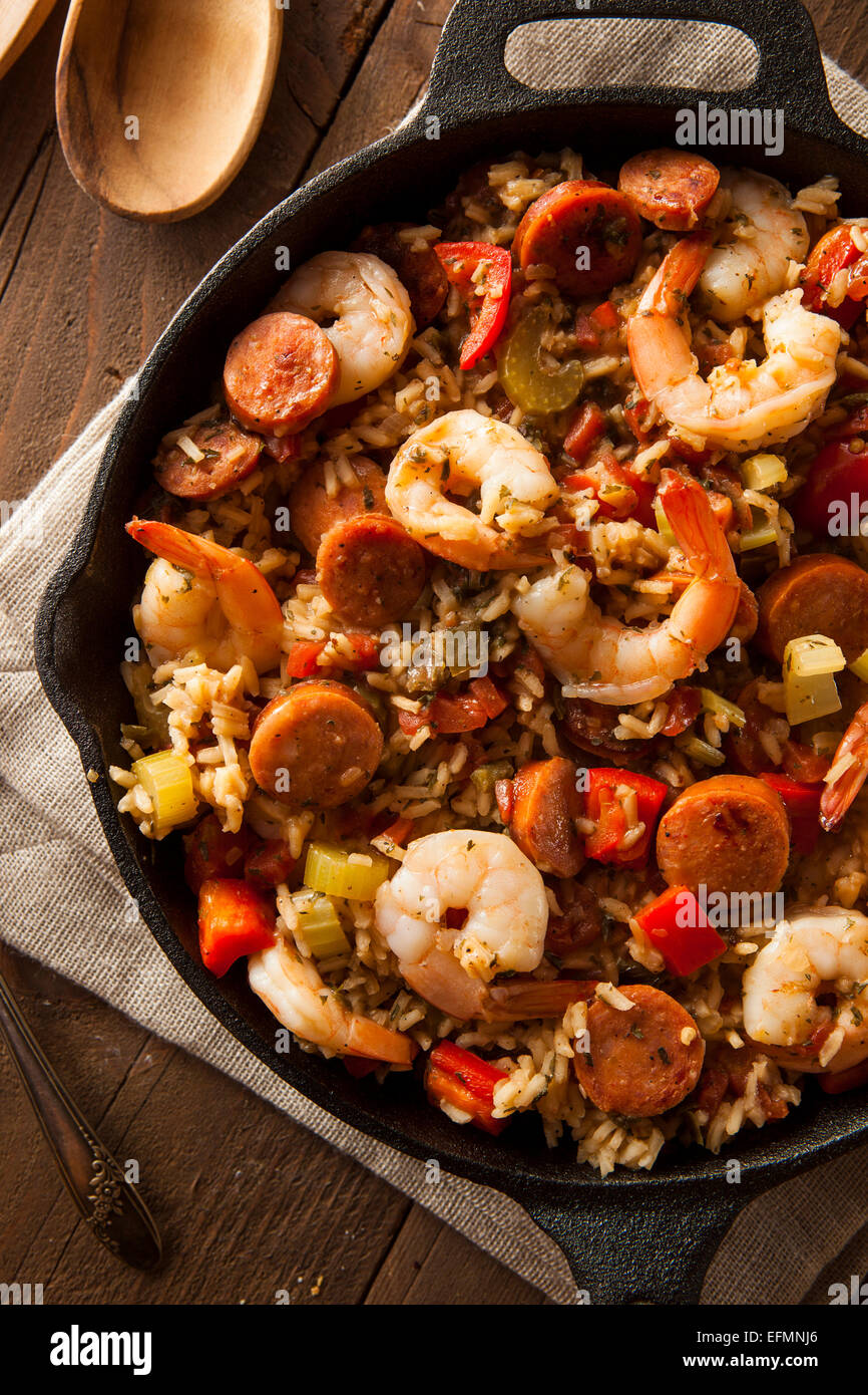 Jambalaya Cajun Maison épicé avec de la saucisse et de la crevette