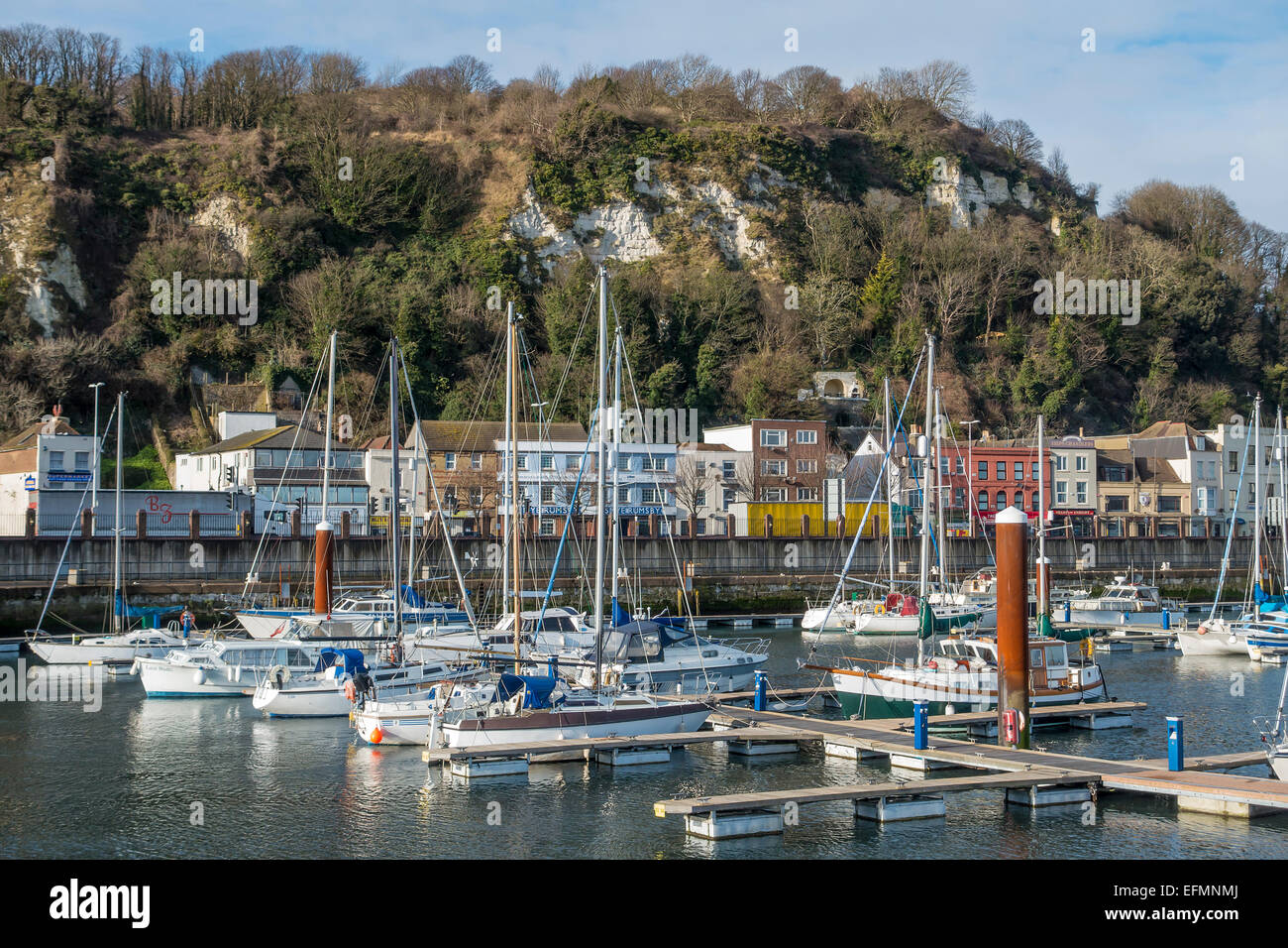 Port de plaisance et le front de mer de Douvres Angleterre Kent Banque D'Images