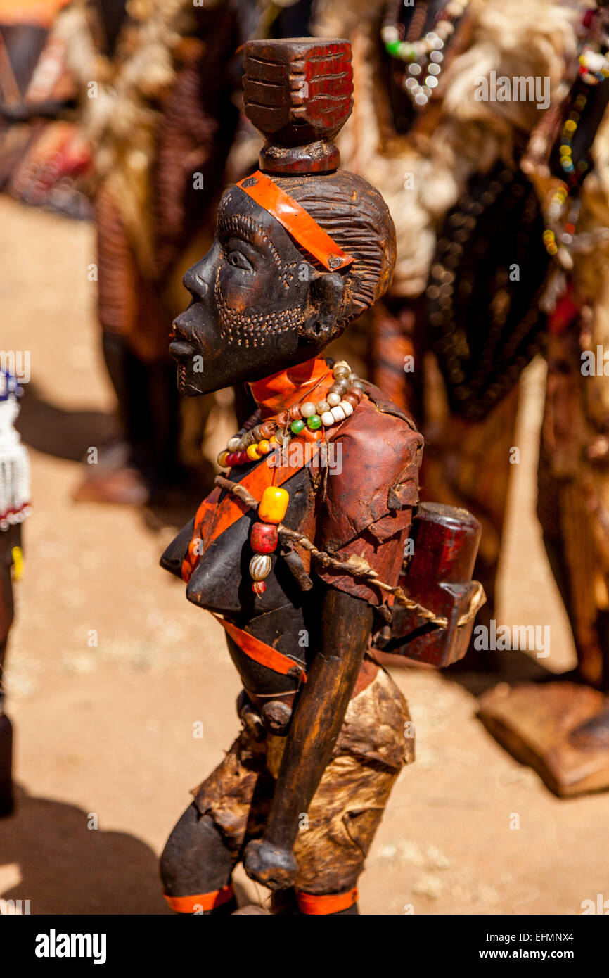 Statues en bois de provenance locale à vendre à Key Afer Jeudi, marché de la vallée de l'Omo, Ethiopie Banque D'Images