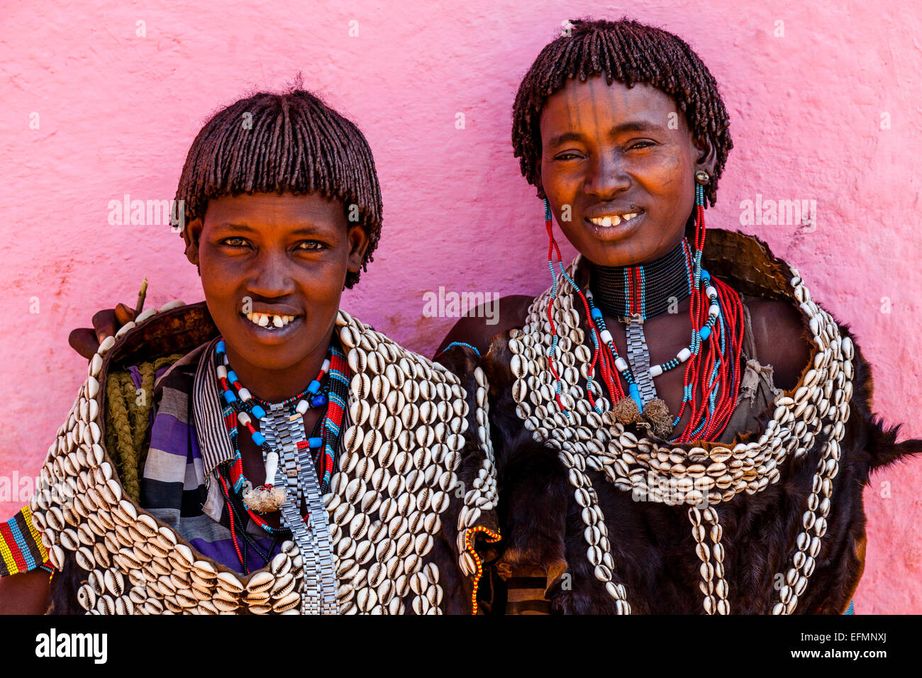 Deux femmes de la tribu Tsemay Au Key Afer Jeudi, marché de la vallée de l'Omo, Ethiopie Banque D'Images
