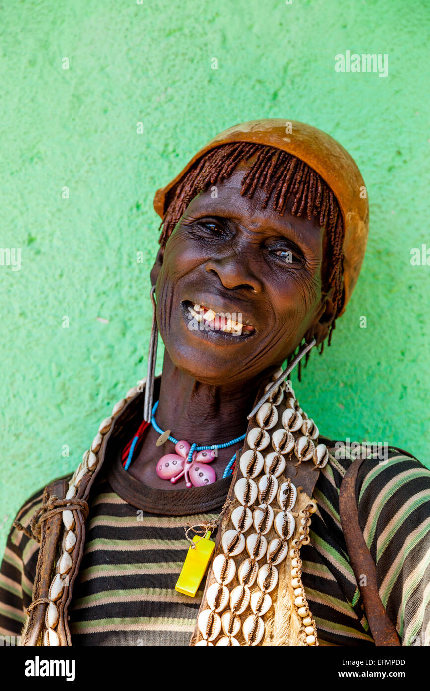 Femme âgée de la tribu Banna Au Key Afer Jeudi, marché de la vallée de l'Omo, Ethiopie Banque D'Images