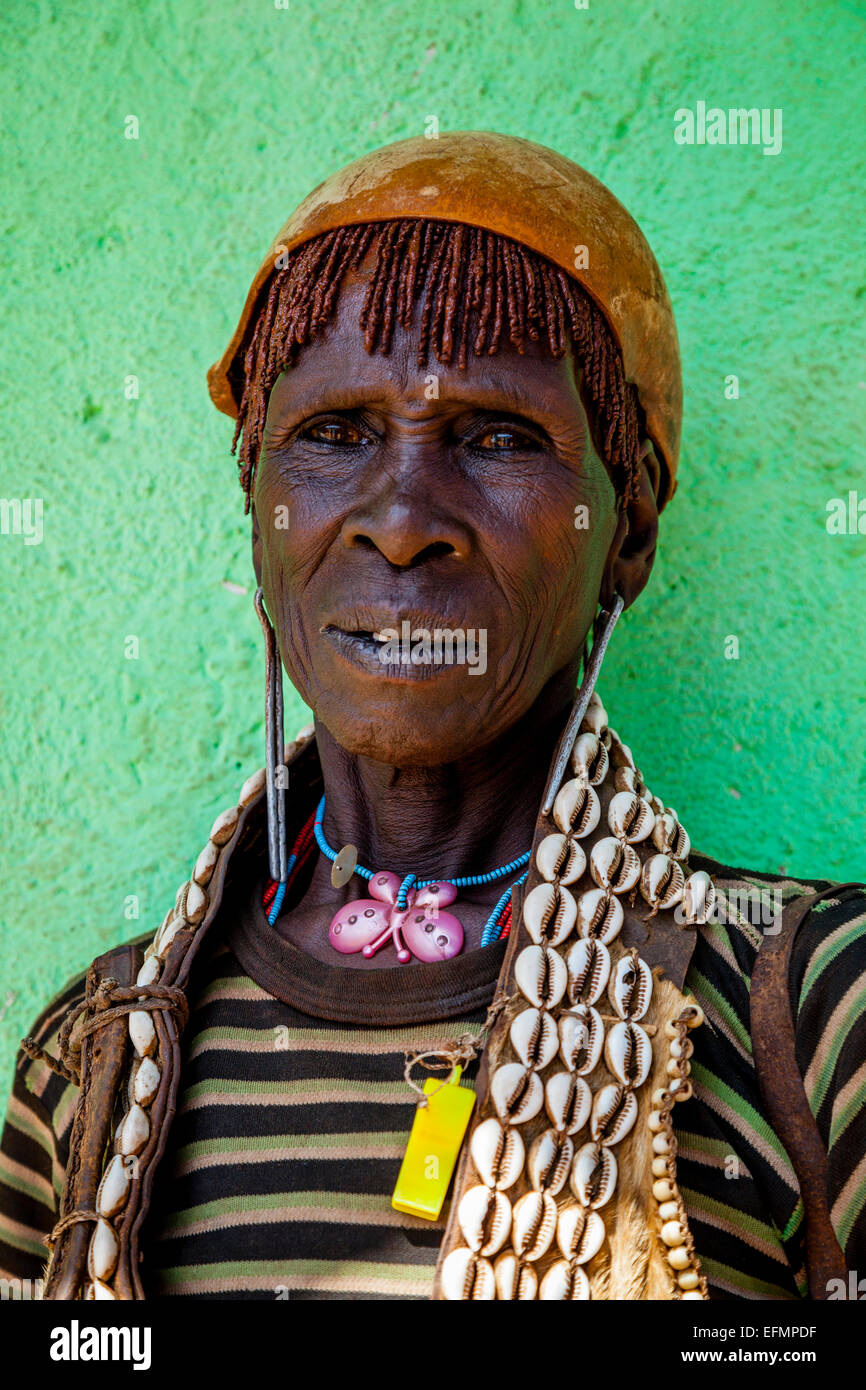 Femme âgée de la tribu Banna Au Key Afer Jeudi, marché de la vallée de l'Omo, Ethiopie Banque D'Images