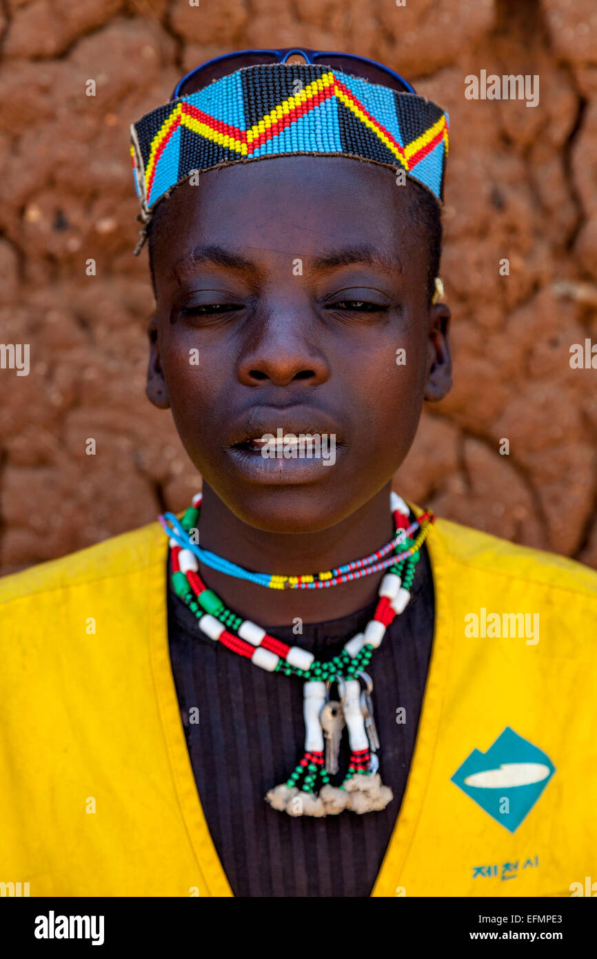 Un garçon de la tribu Banna Au Key Afer Jeudi, marché de la vallée de l'Omo, Ethiopie Banque D'Images