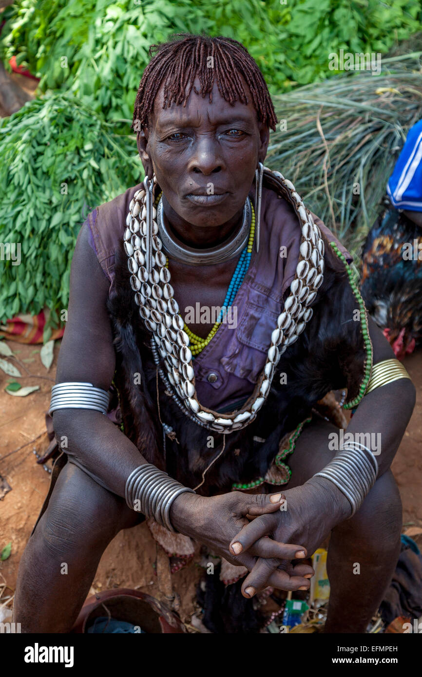 Une femme de la tribu Hamer Au Key Afer Jeudi, marché de la vallée de l'Omo, Ethiopie Banque D'Images