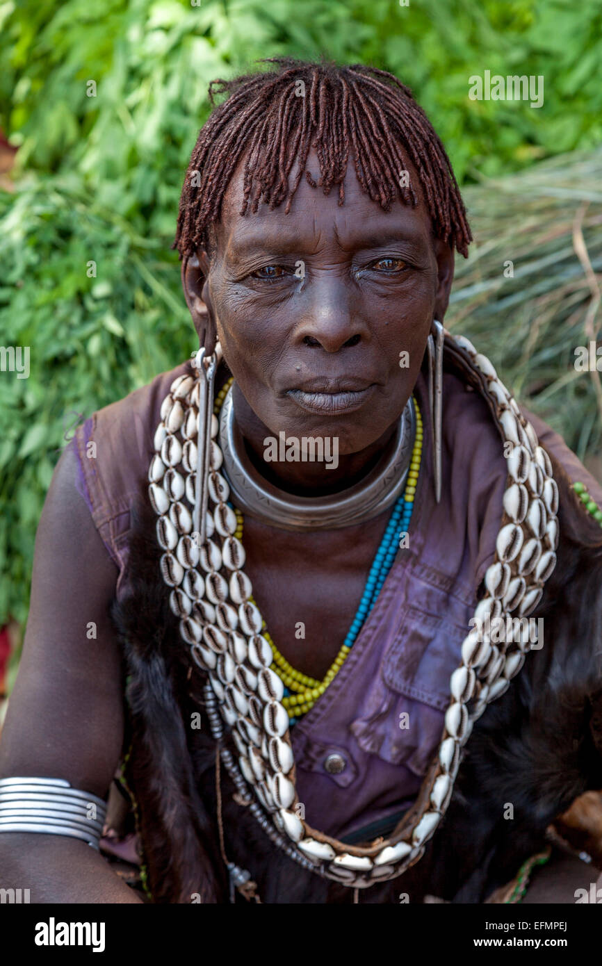 Une femme de la tribu Hamer Au Key Afer Jeudi, marché de la vallée de l'Omo, Ethiopie Banque D'Images