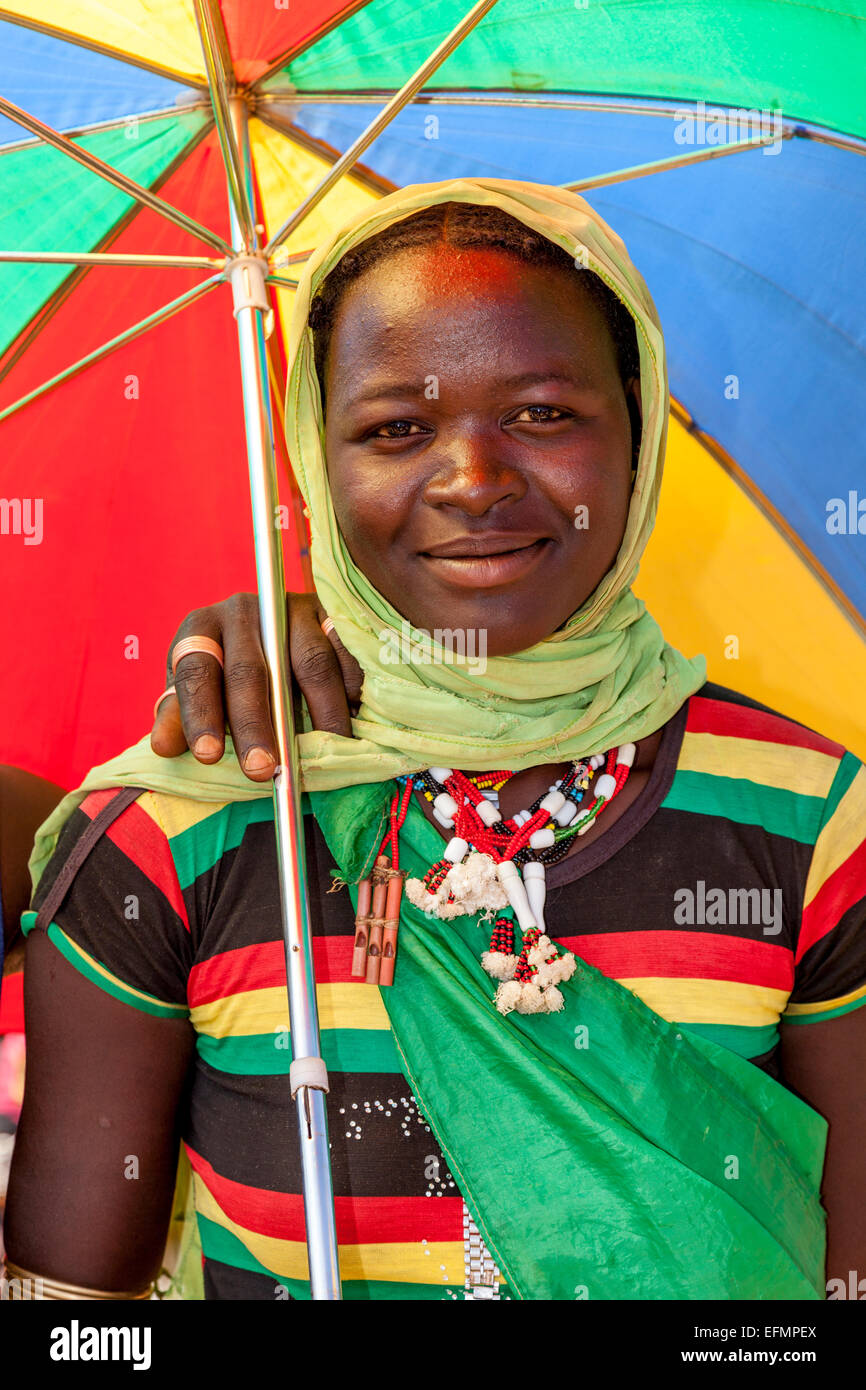 Une jeune femme de la tribu Banna Au Key Afer Jeudi, marché de la vallée de l'Omo, Ethiopie Banque D'Images