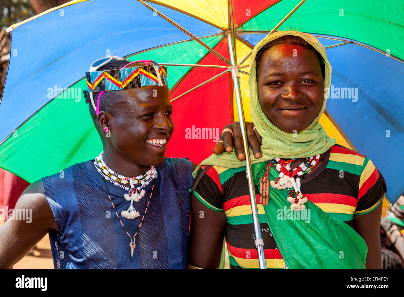 Un jeune couple de la tribu Banna Au Key Afer Jeudi, marché de la vallée de l'Omo, Ethiopie Banque D'Images