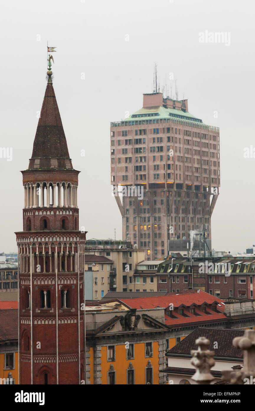 La Torre Velasca, un gratte-ciel construit dans les années 1950 par le partenariat d'architecture BBPR, vu depuis le toit de la coupole Banque D'Images