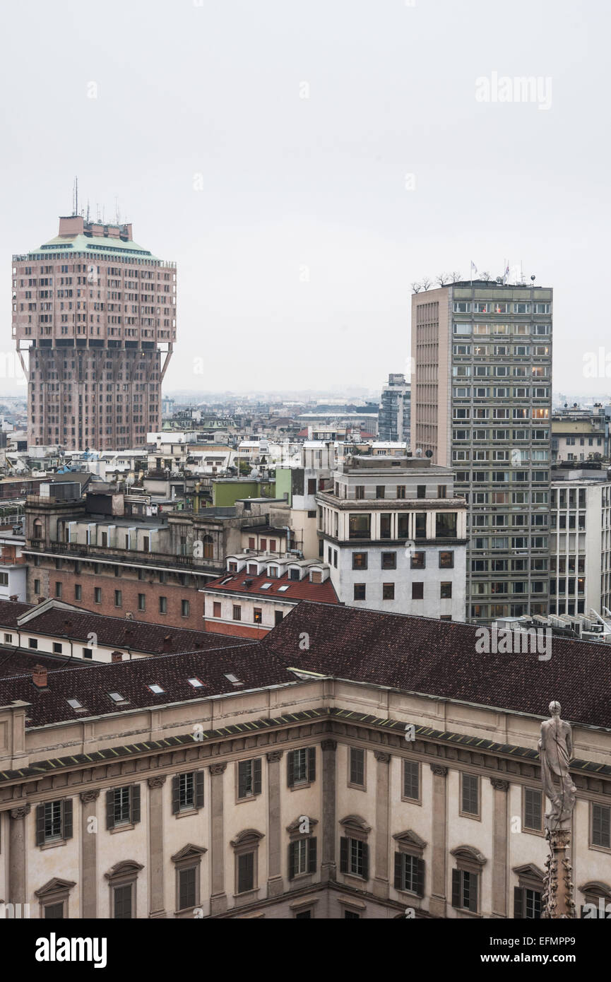 La Torre Velasca et la tour Martini vu depuis le toit du dôme, Milan, Italie Banque D'Images