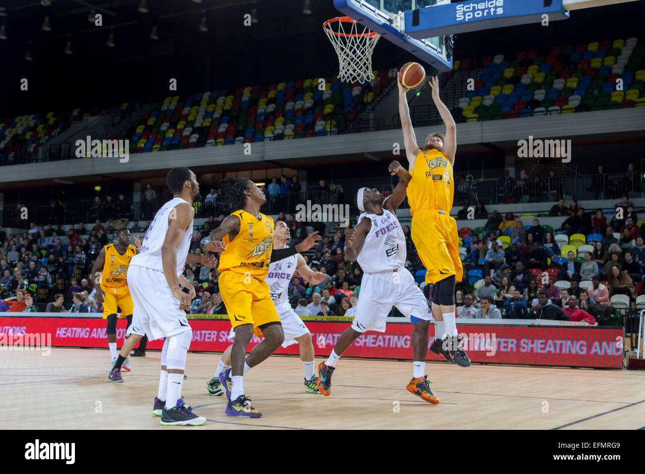 Londres, Royaume-Uni. Feb 6, 2015. Ian Salter Centre vise le panier pendant la London Lions contre Leeds vigueur BBL Championship match à l'Arena de cuivre dans le parc olympique. Banque D'Images