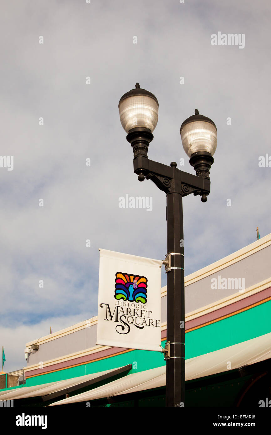 Poteau d'éclairage avec Place du Marché historique de drapeau. Banque D'Images