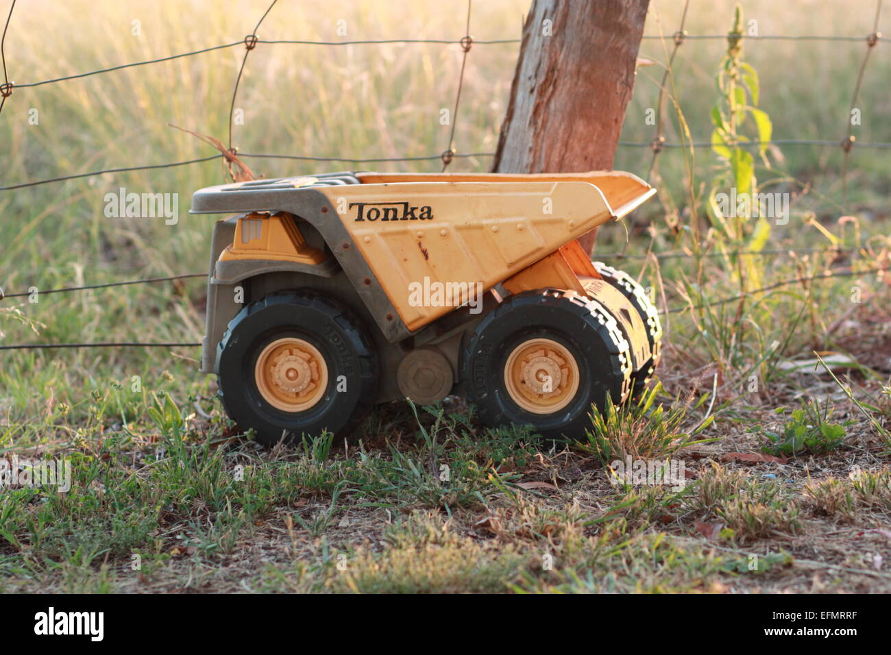 Un seul camion benne Tonka seul à ses enfants disparus de cour Banque D'Images