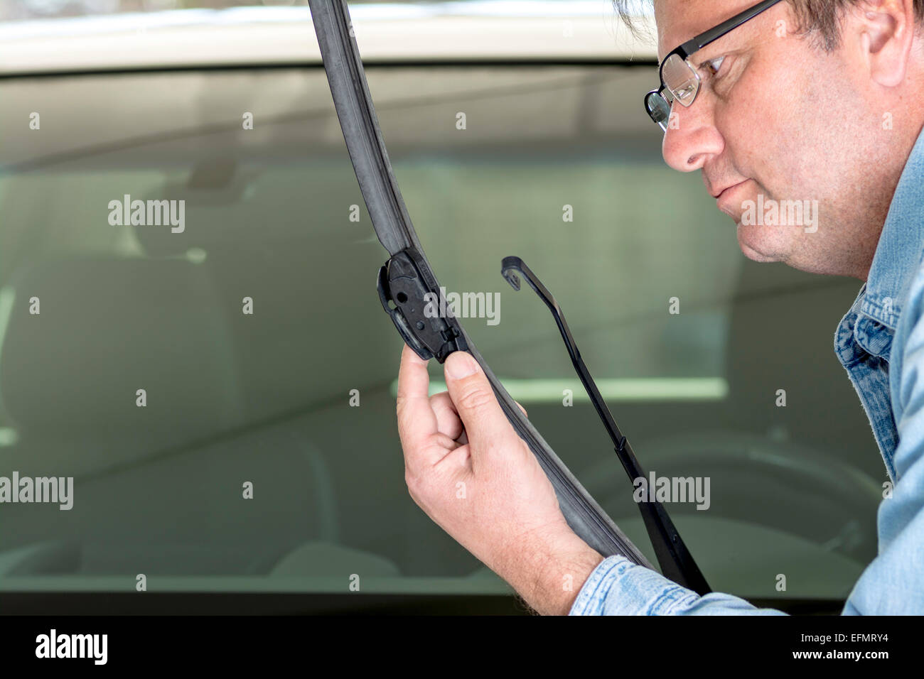 Inspection de l'essuie-Automobile close up Banque D'Images Inspection de l'essuie-Automobile close up Banque D'Images