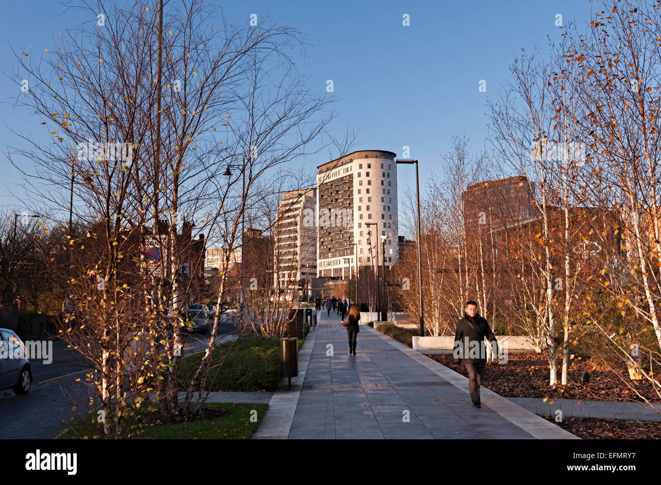 Birmingham City University Campus point du millénaire et nouvelle ville voisine et le parc millennium point et de réflexion Banque D'Images