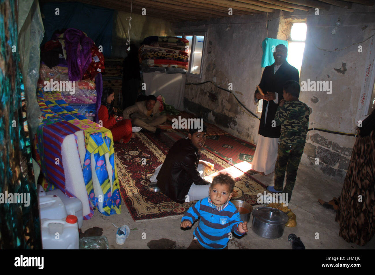 Erbil, région kurde irakienne. 7 Février, 2015. Une famille irakienne vit dans une maison de fortune à Erbil, la capitale de la région kurde irakienne, le 7 février 2015. Beaucoup d'Iraquiens ont fui dans le nord de l'Iraq Mossoul après l'État islamique a pris la ville et militants ont pris d'équipements publics à la périphérie d'Erbil comme leurs résidences temporaires. © Yaser Jawad/Xinhua/Alamy Live News Banque D'Images