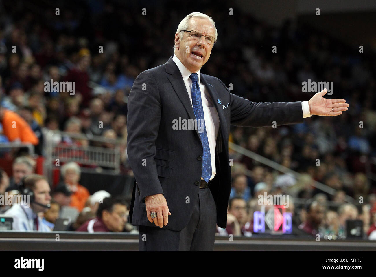 Chestnut Hill, Massachusetts, USA. 07Th Feb 2015. North Carolina Tar Heels Head coach Roy Williams réagit au cours d'un match de basket-ball de NCAA entre le North Carolina Tar Heels et Boston College Eagles à Conte Forum à Chestnut Hill, Massachusetts. Caroline du Nord a battu Boston College 79-68. Credit : Cal Sport Media/Alamy Live News Banque D'Images