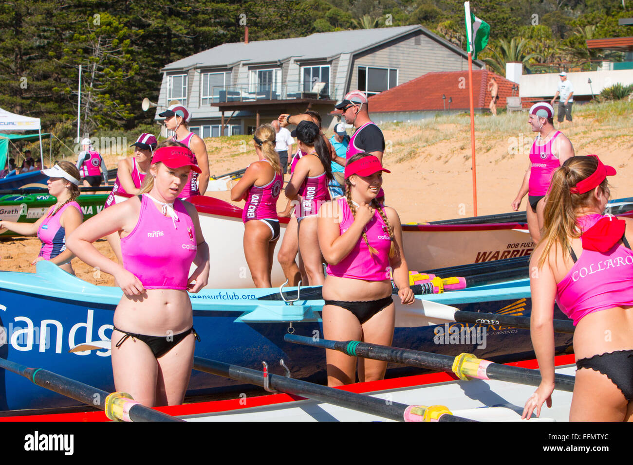 Événement de carnaval traditionnel des courses de bateaux de surf sur la plage Bilgola de Sydney, Sydney, Australie, équipe féminine représentée Banque D'Images