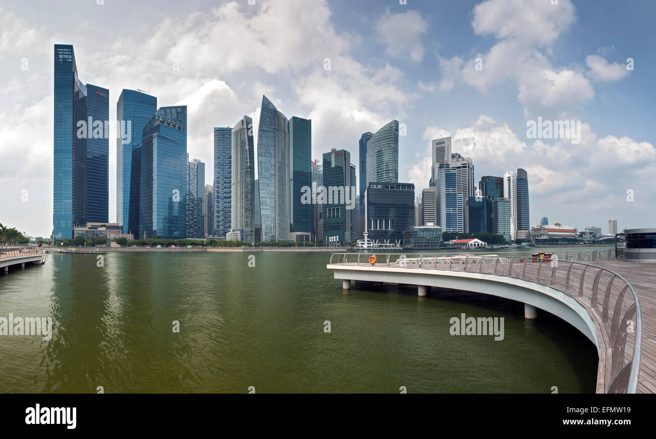 La skyline de Singapour et Marina Bay à Singapour. Banque D'Images