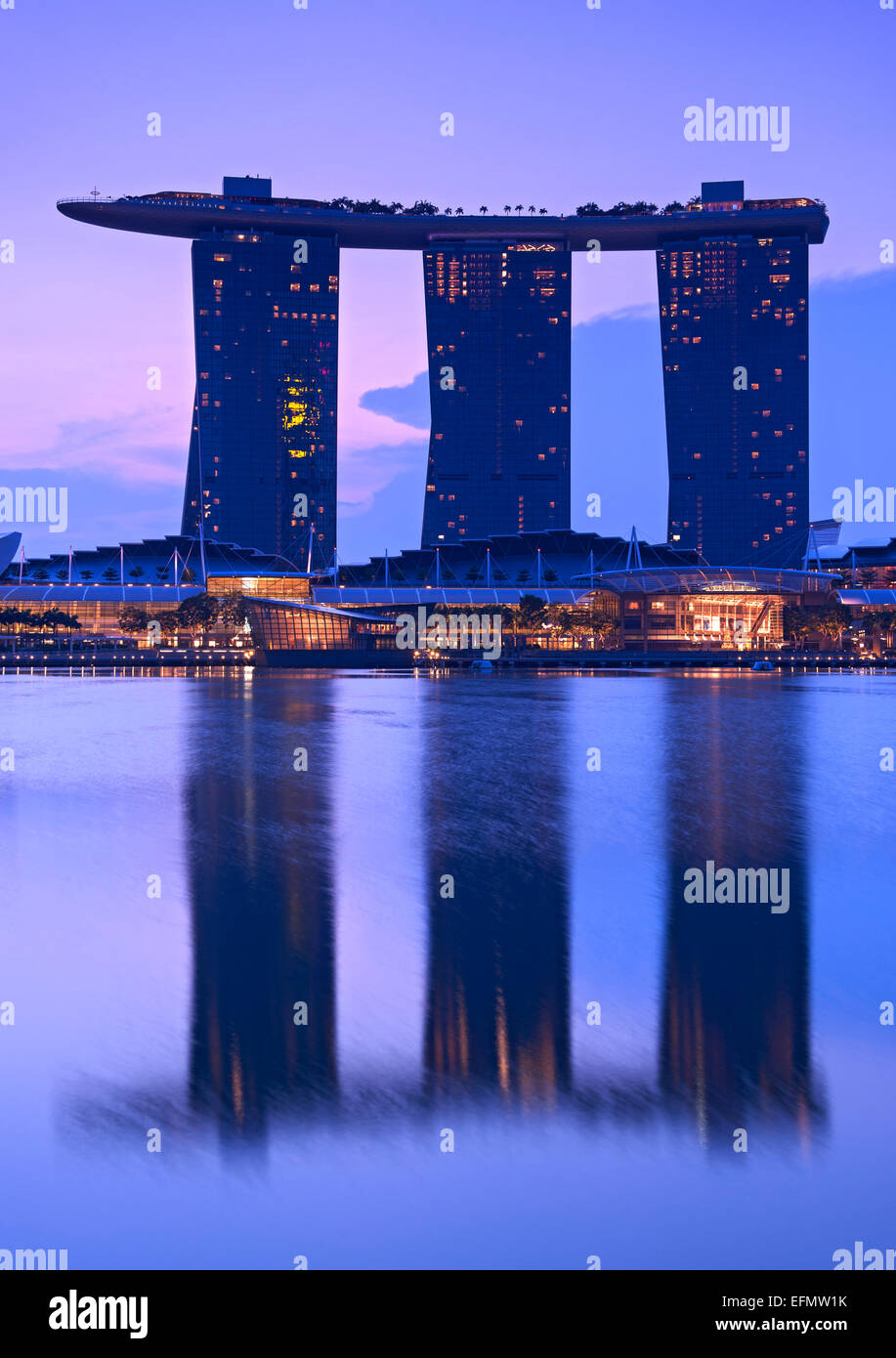 Le Marina Bay Sands Hotel à Singapour, à l'aube. Banque D'Images