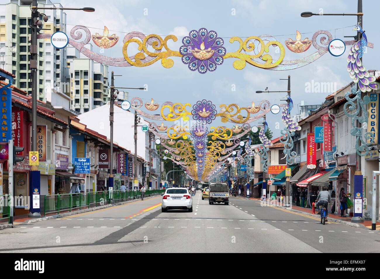 Décorations enjambant Serangoon Road dans le quartier de Little India à Singapour. Banque D'Images