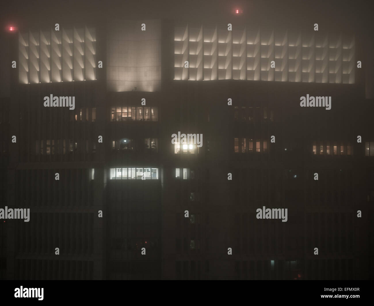 Le gratte-ciel de Tokyo s'allument dans le brouillard dans la nuit Banque D'Images