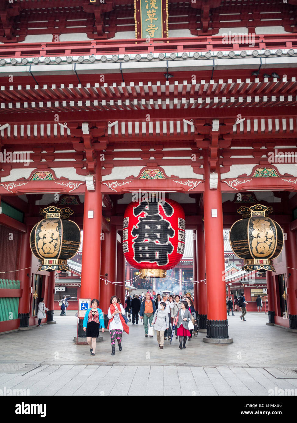 Entrée du temple Senso-ji, porte tori et grande lanterne rouge Banque D'Images