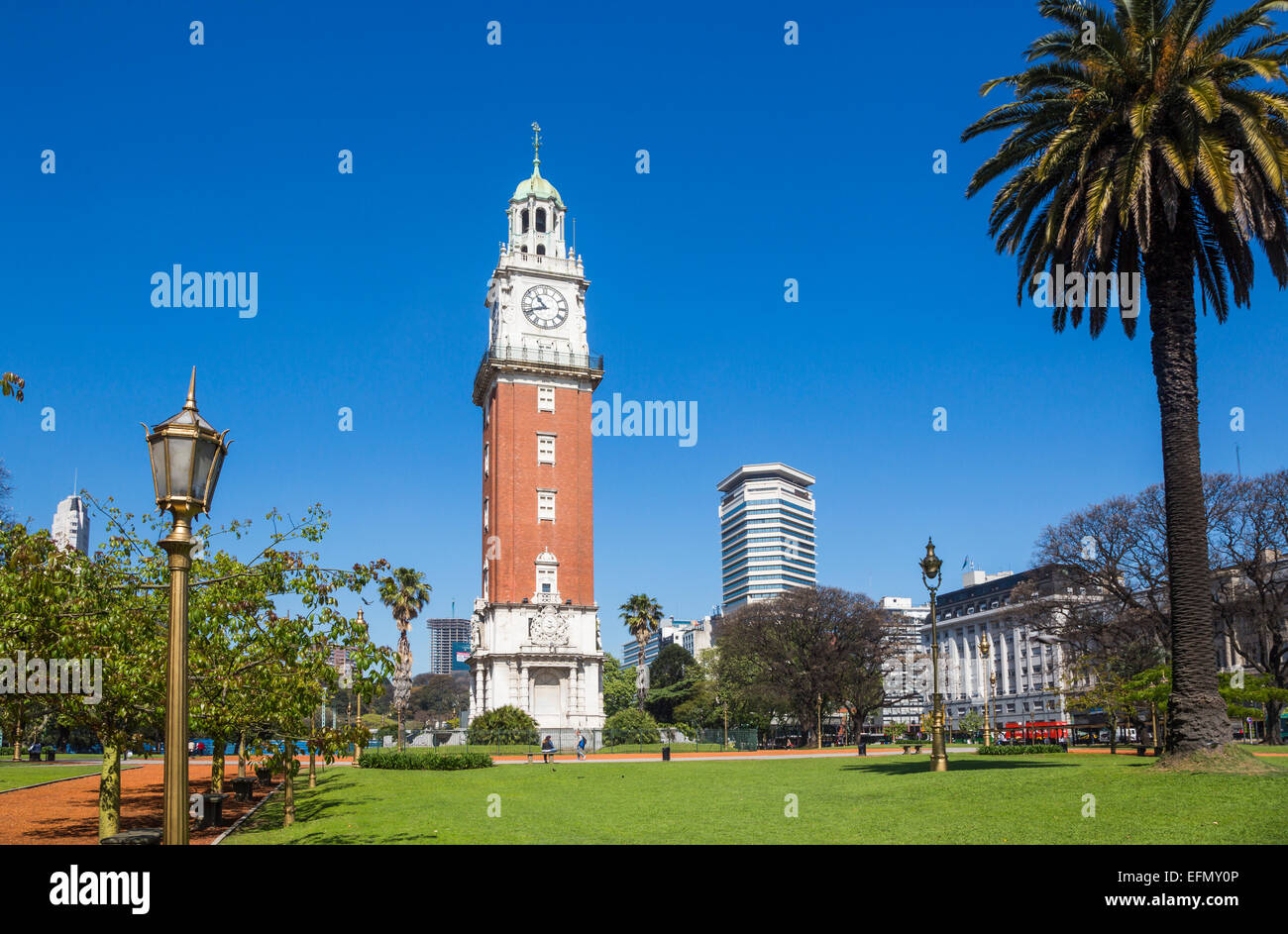 Torre Monumental , anciennement Torre de los ingleses (Tour de l'anglais), la Plaza Fuerza Aérea, un établissement emblématique de centre-ville de Buenos Aires, Argentine Banque D'Images