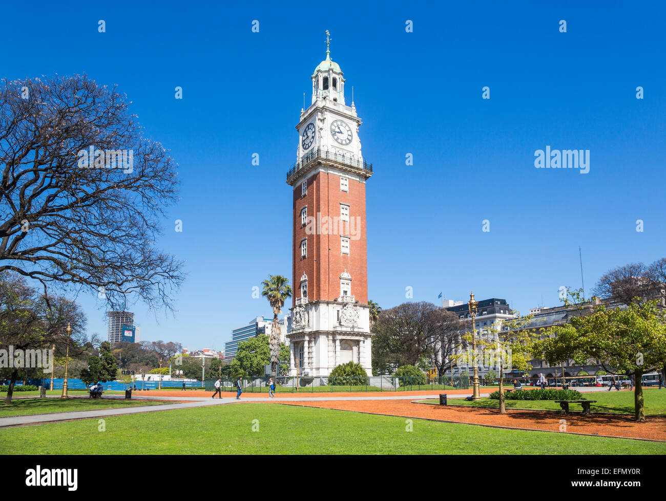 Torre Monumental , anciennement Torre de los ingleses (Tour de l'anglais), la Plaza Fuerza Aérea, un établissement emblématique de centre-ville de Buenos Aires, Argentine Banque D'Images