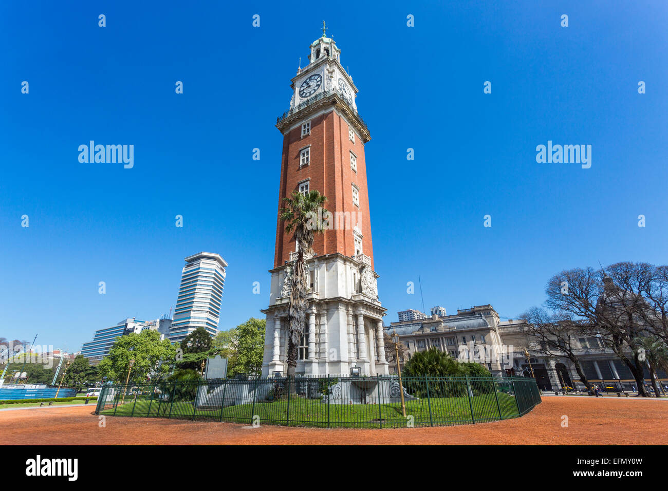 Torre Monumental , anciennement Torre de los ingleses (Tour de l'anglais), la Plaza Fuerza Aérea, un établissement emblématique de centre-ville de Buenos Aires, Argentine Banque D'Images