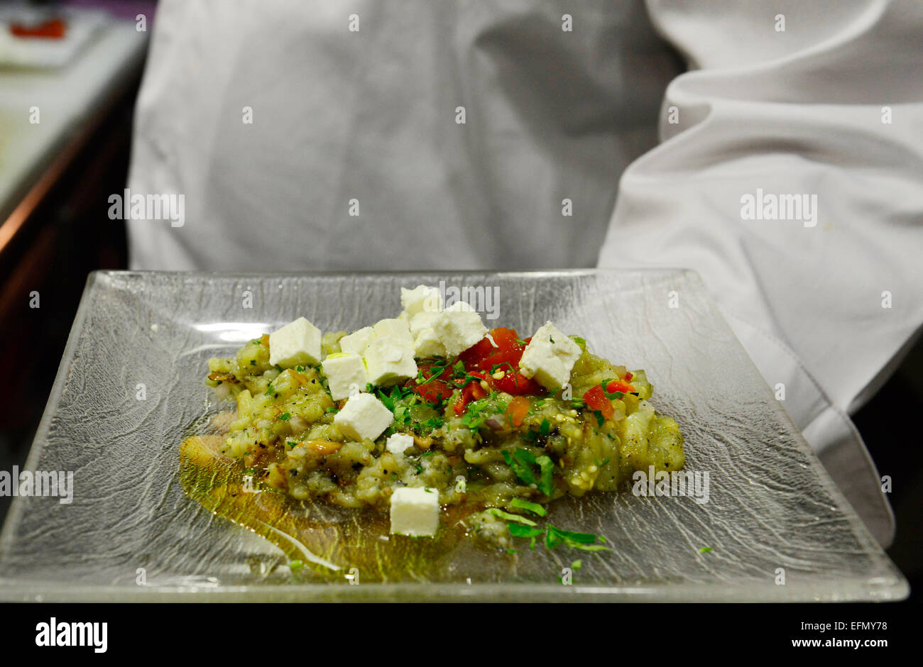 La cuisine grecque- aubergines grillées salade avec fromage feta. Banque D'Images