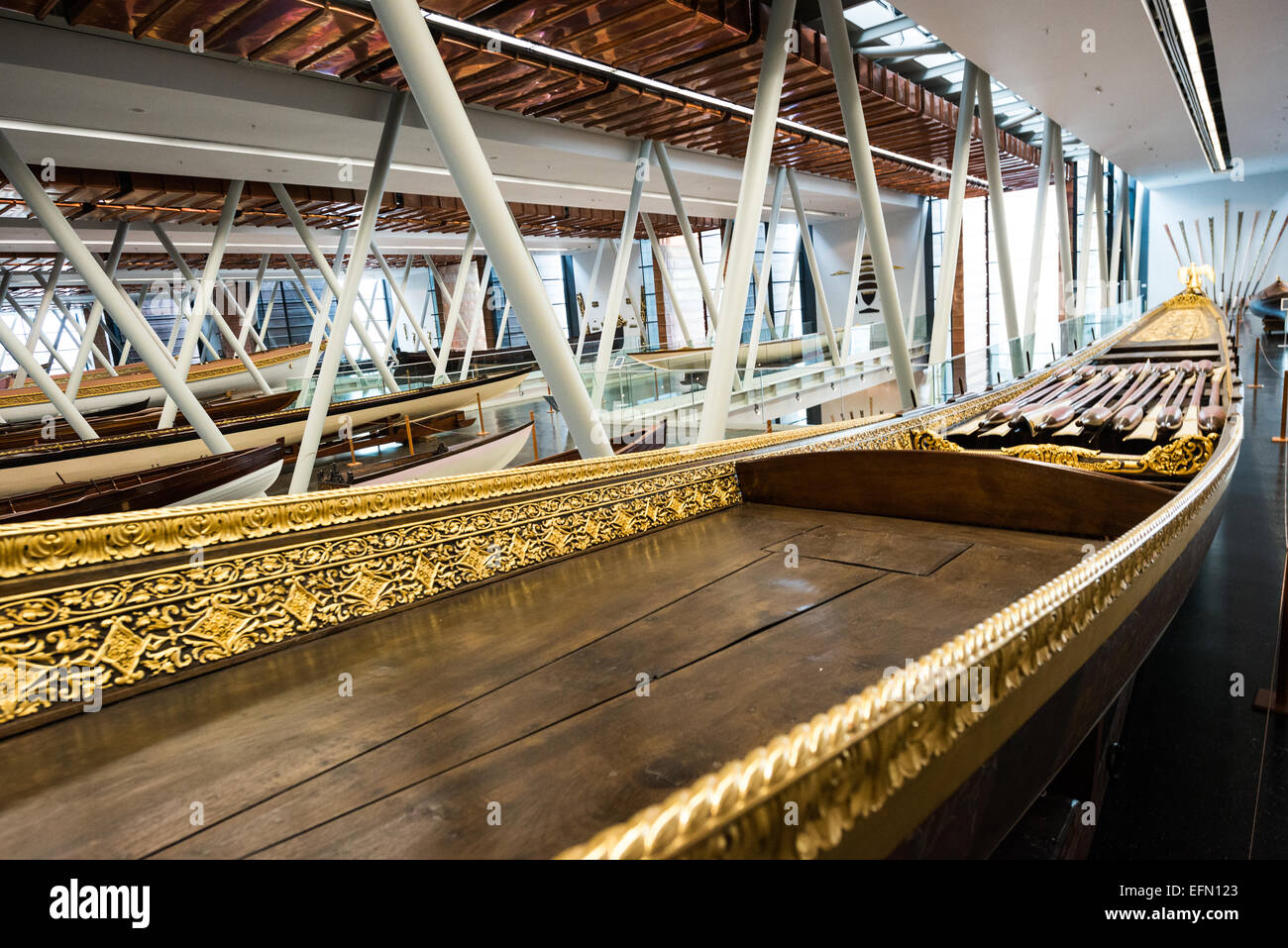 ISTANBUL, Turquie / Türkiye — le Musée de la Marine d'Istanbul date de plus d'un siècle mais est maintenant logé dans un nouveau bâtiment construit à cet effet sur les rives du Bosphore. Bien qu'ostensiblement lié à l'histoire navale turque, le noyau de sa collection se compose de 14 caïques impériaux, pour la plupart du XIXe siècle, qui sont exposés sur les deux étages principaux du musée. Banque D'Images