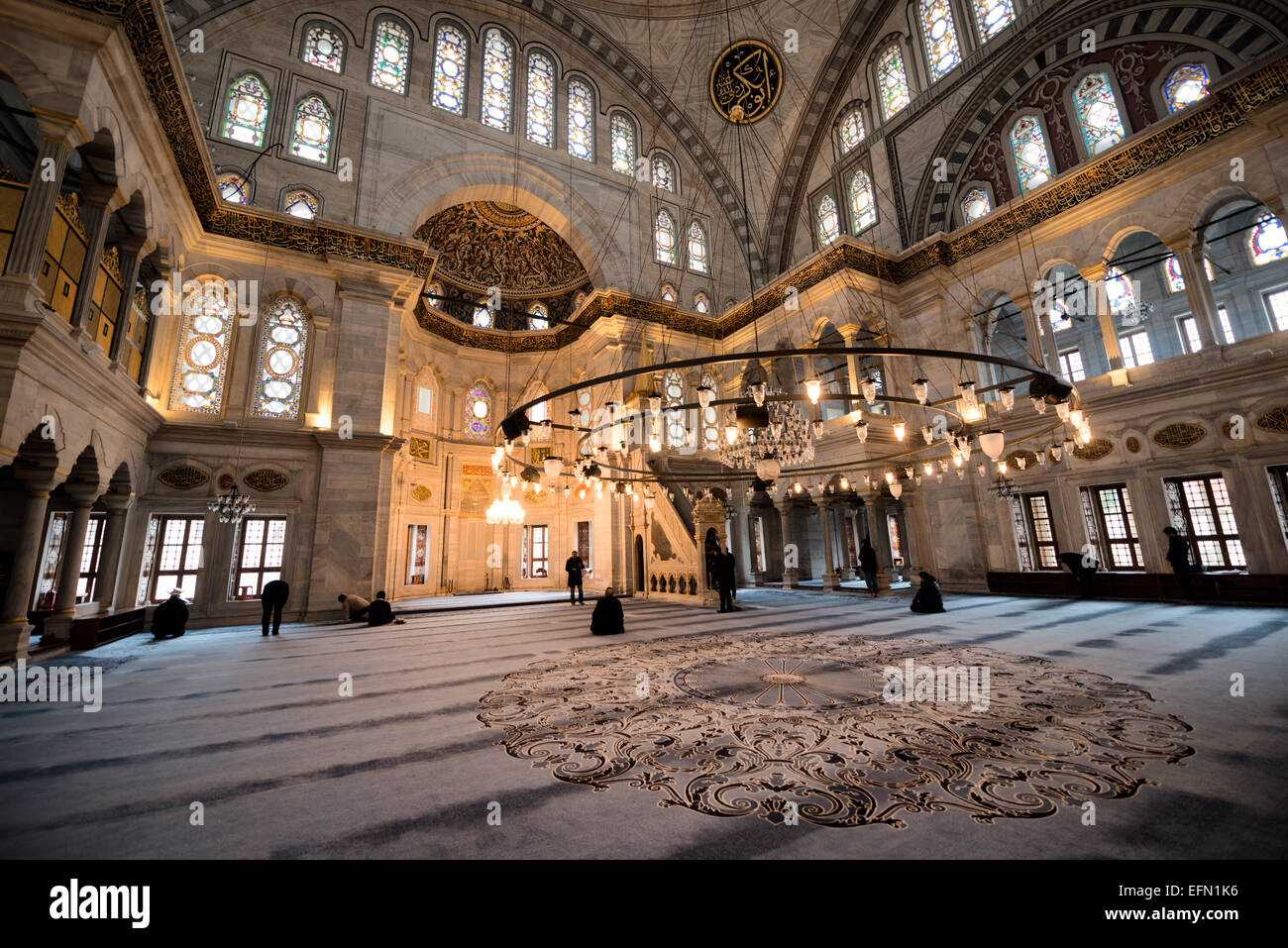 ISTANBUL, Turquie / Türkiye - la salle de prière de la mosquée Nuruosmaniye, richement décorée dans le style ottomon-baroque. La mosquée Nuruosmaniye, située à côté du Grand Bazar d'Istanbul, a été achevée en 1755 et a été la première et la plus grande mosquée à être construite dans le style baroque ottoman. Banque D'Images