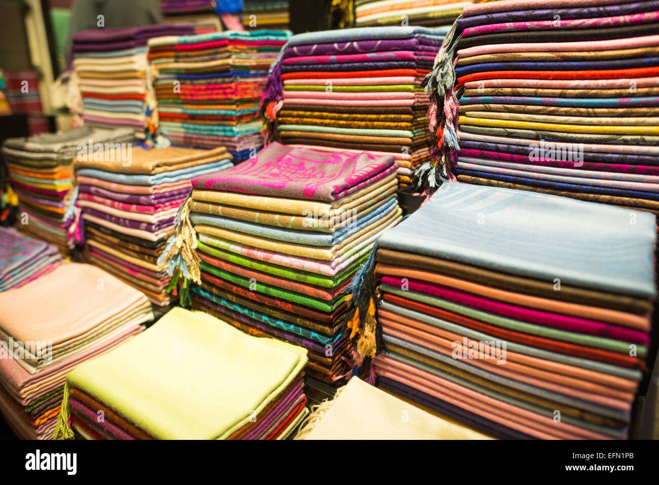 Foulards en soie et cachemire colorés à vendre à l'un des milliers de magasins dans le célèbre Grand Bazar. Banque D'Images