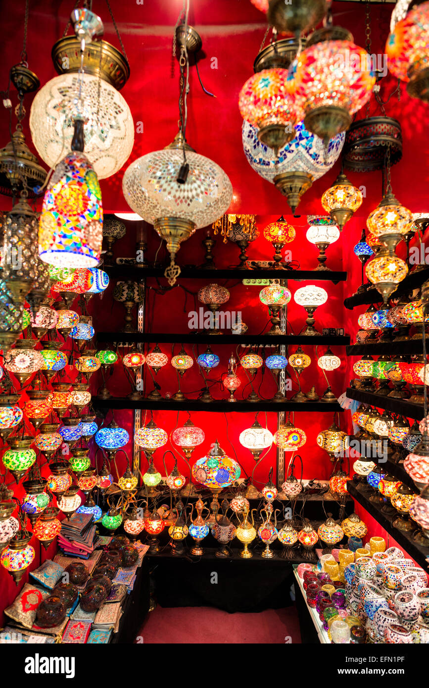 Lampes en verre mosaïque Grand Bazar Istanbul Turquie // ISTANBUL, Turquie — des lampes en verre mosaïque éclatantes illuminent une boutique du Grand Bazar historique d'Istanbul. La gamme colorée de luminaires turcs traditionnels crée un affichage éblouissant de l'art artisanal. Ces lampes distinctives, combinant le verre coloré et la métallurgie, représentent l'un des nombreux artisanats traditionnels disponibles sur ce marché séculaire. Banque D'Images