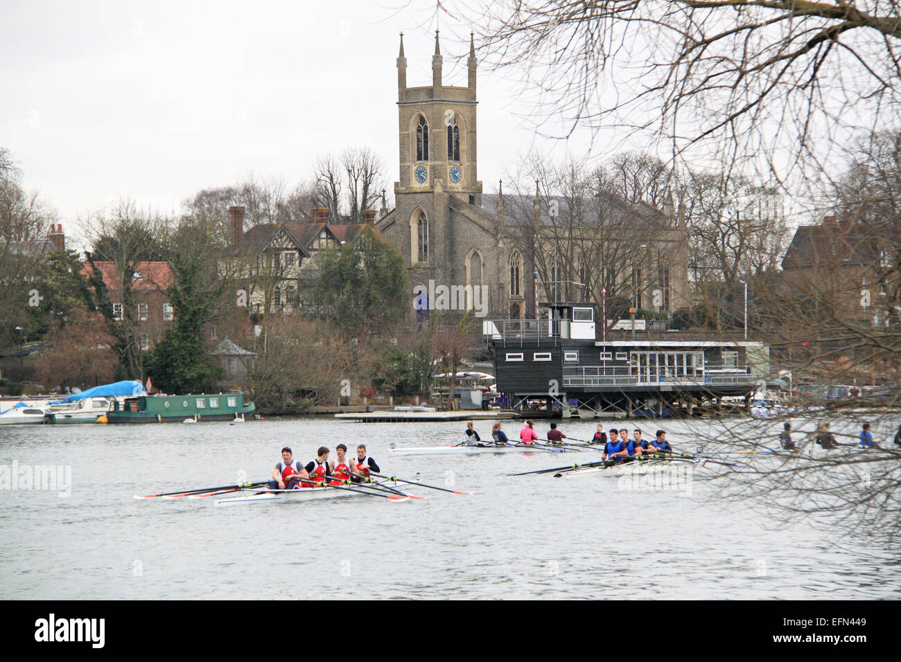 Radley College (le plus proche) et l'école Tiffin (bleu) J18A.4x-. Tête de Hampton (Junior 4s et 8s) d'aviron. Tamise, Hurst Park, East Molesey, Surrey, UK. 7 Février, 2015. Aviron annuelle concours de procès dans le temps, organisé par Hampton School Boat Club, pour l'école et les équipes d'aviron junior s'est précipité sur un parcours de 3 km en aval de départ et de finition de Sunbury à environ 50 mètres en aval de Platts Eyot. Crédit : Ian Bouteille / Alamy Live News Banque D'Images Radley College (le plus proche) et l'école Tiffin (bleu) J18A.4x-. Tête de Hampton (Junior 4s et 8s) d'aviron. Tamise, Hurst Park, East Molesey, Surrey, UK. 7 Février, 2015. Aviron annuelle concours de procès dans le temps, organisé par Hampton School Boat Club, pour l'école et les équipes d'aviron junior s'est précipité sur un parcours de 3 km en aval de départ et de finition de Sunbury à environ 50 mètres en aval de Platts Eyot. Crédit : Ian Bouteille / Alamy Live News Banque D'Images