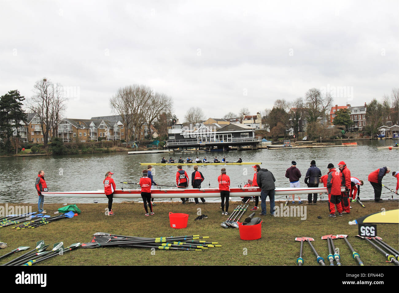 Kingston Rowing Club W.J18A.4x- préparer à lancer. Tête de Hampton (Junior 4s et 8s) d'aviron. Tamise, Hurst Park, East Molesey, Surrey, UK. 7 Février, 2015. Aviron annuelle concours de procès dans le temps, organisé par Hampton School Boat Club, pour l'école et les équipes d'aviron junior s'est précipité sur un parcours de 3 km en aval de départ et de finition de Sunbury à environ 50 mètres en aval de Platts Eyot. Crédit : Ian Bouteille / Alamy Live News Banque D'Images Kingston Rowing Club W.J18A.4x- préparer à lancer. Tête de Hampton (Junior 4s et 8s) d'aviron. Tamise, Hurst Park, East Molesey, Surrey, UK. 7 Février, 2015. Aviron annuelle concours de procès dans le temps, organisé par Hampton School Boat Club, pour l'école et les équipes d'aviron junior s'est précipité sur un parcours de 3 km en aval de départ et de finition de Sunbury à environ 50 mètres en aval de Platts Eyot. Crédit : Ian Bouteille / Alamy Live News Banque D'Images