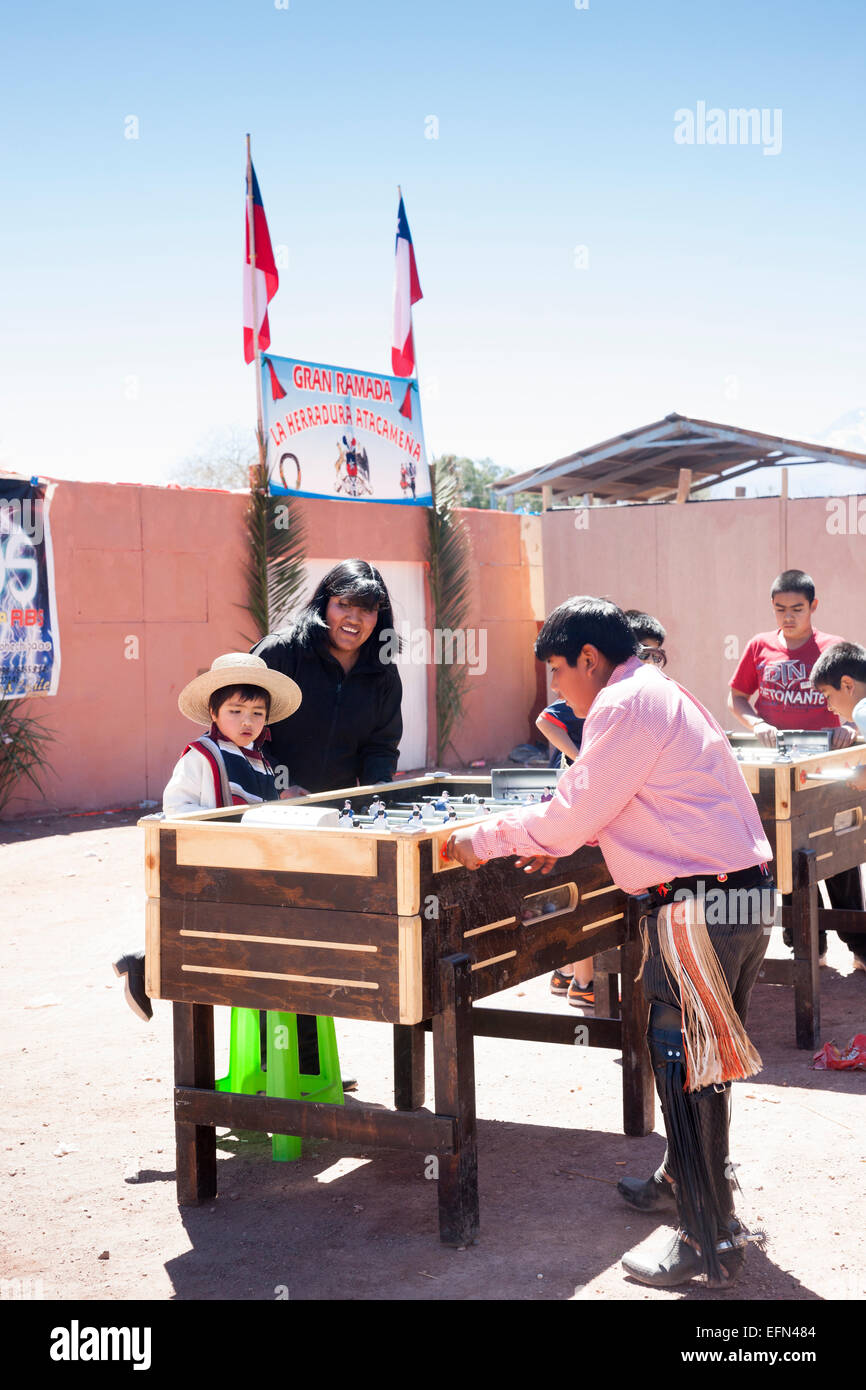 Les enfants de célébrer le Jour de l'indépendance 18 septembre maison de vacances en jouant au baby-foot, jeux à l'extérieur de San Pedro, Chili, Amérique du Sud Banque D'Images