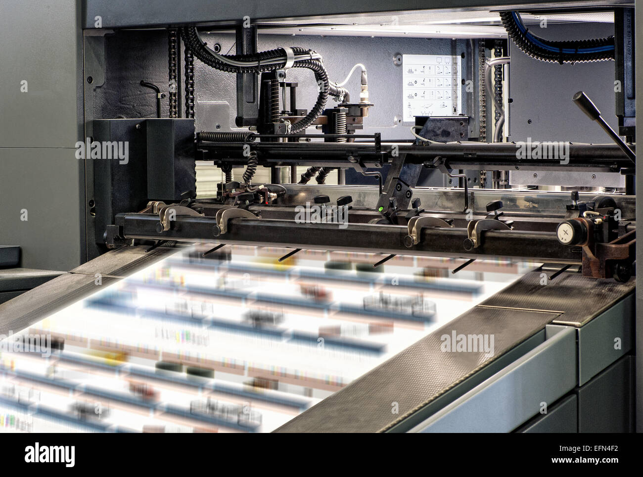 Grande architecture destinée aux grandes machines d'impression imprime à l'intérieur du bureau Banque D'Images