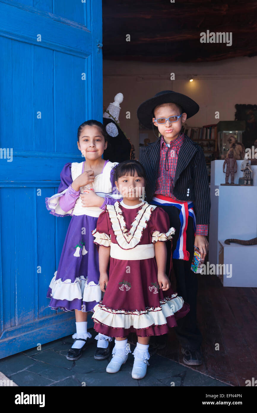 Trois enfants déguisés pour la fête de l'indépendance 18 septembre maison de poser pour des photos dans un magasin entrée privée, San Pedro, Chili, de sorte Banque D'Images