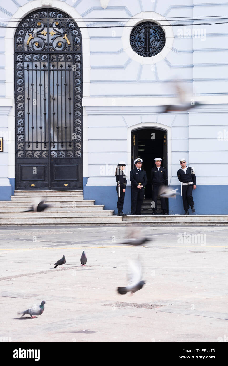 Les marins de la marine à la commande siège à Plaza Sotomayor, Valparaiso, Chili Banque D'Images