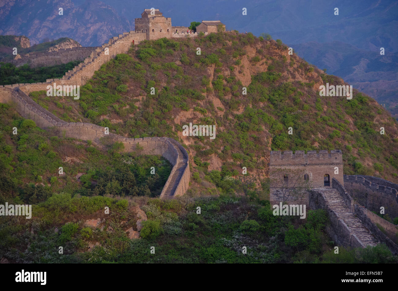 2 300 ans de la Grande Muraille de Chine est éclairé par le soleil couchant. Banque D'Images