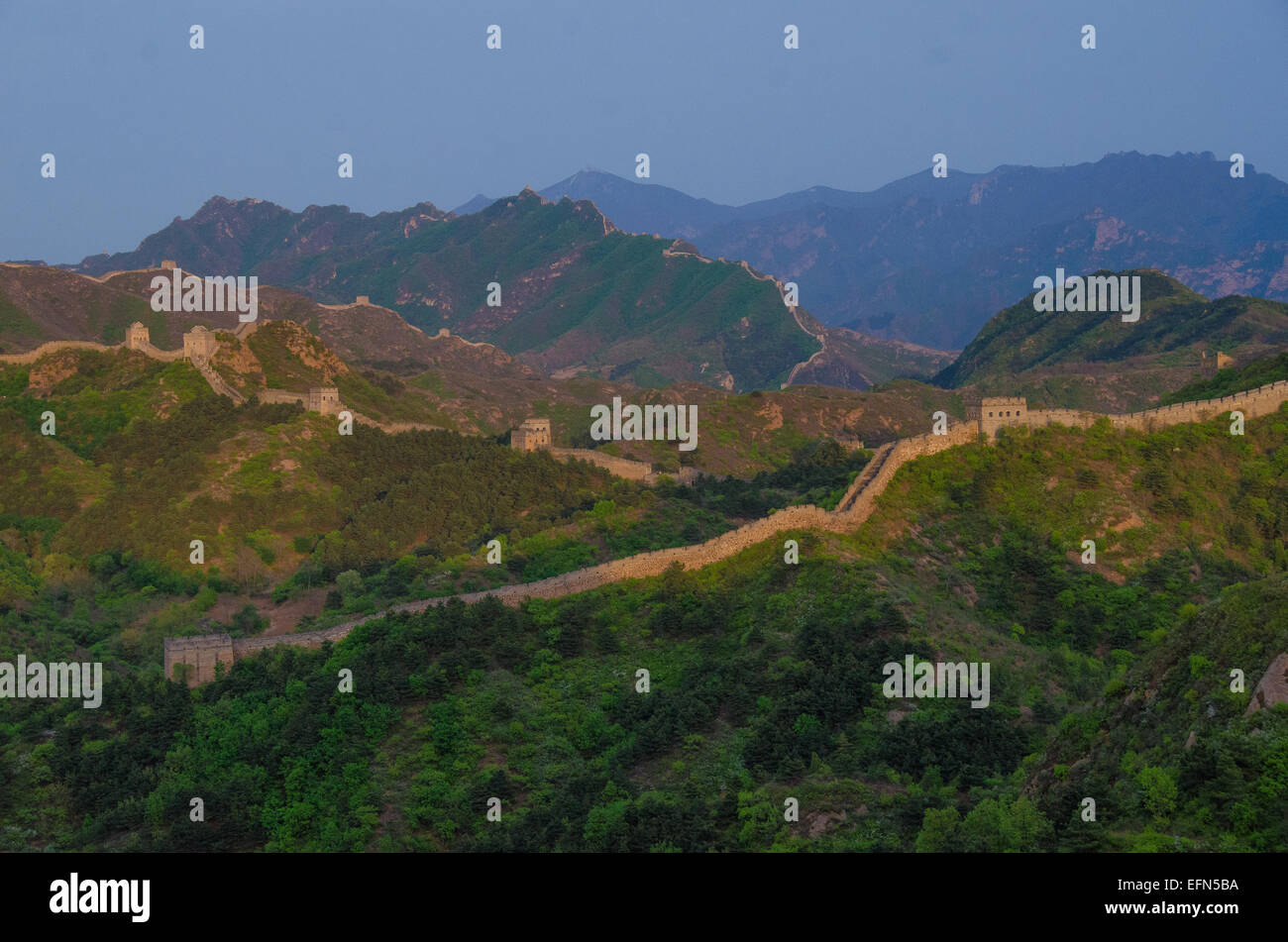 2 300 ans de la Grande Muraille de Chine est éclairé par le soleil couchant. Banque D'Images