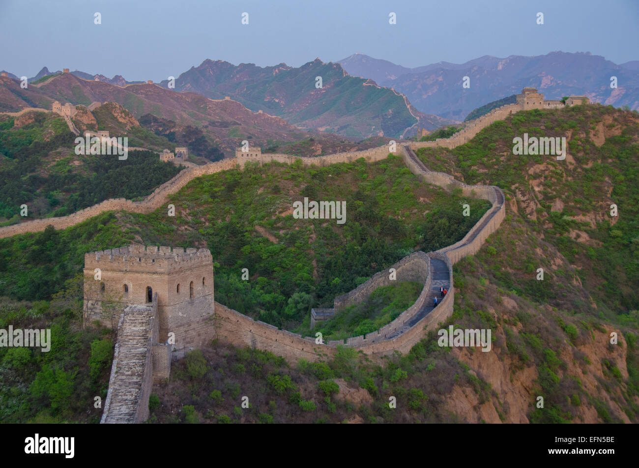 2 300 ans de la Grande Muraille de Chine est éclairé par le soleil couchant. Banque D'Images