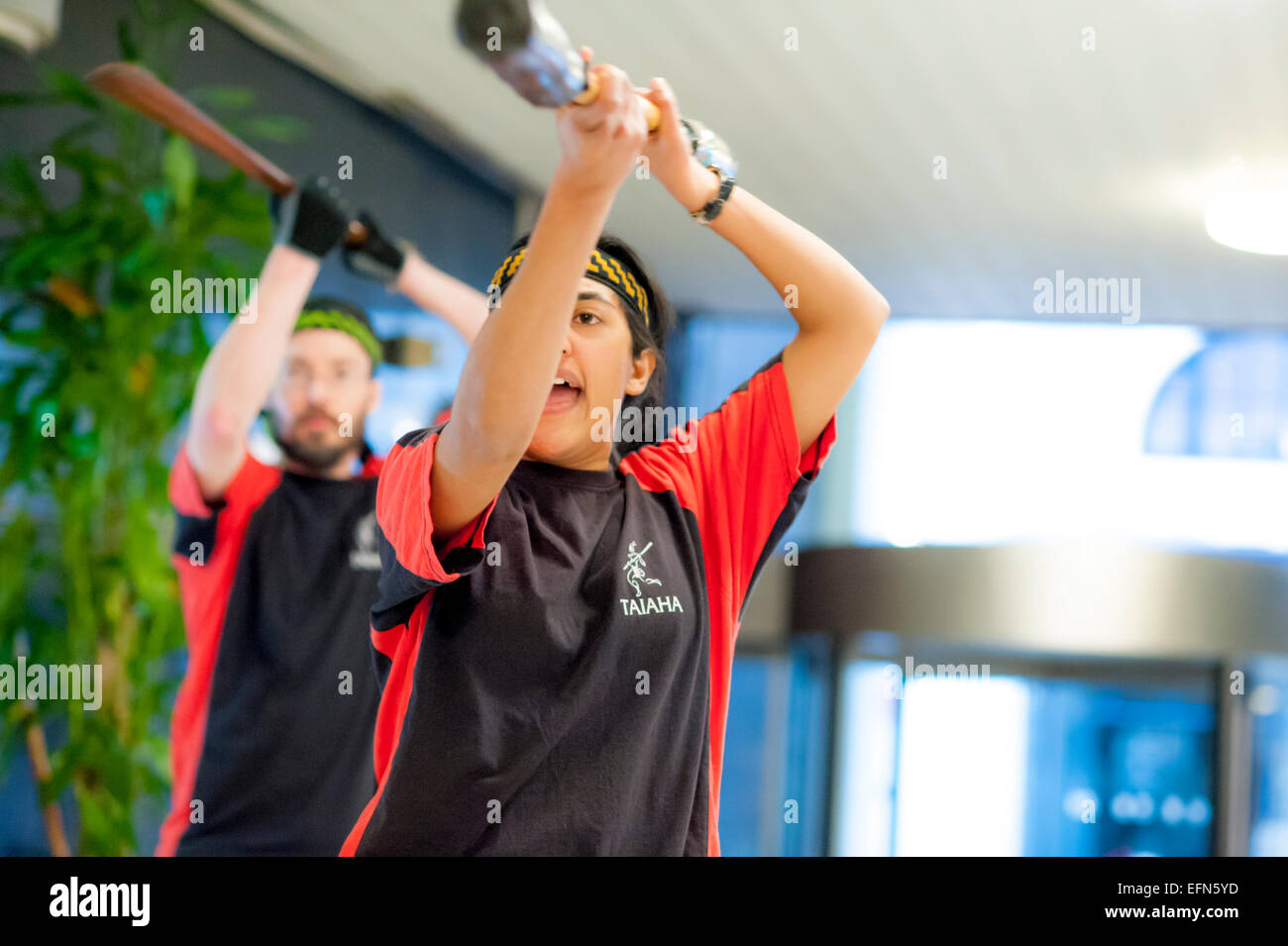 Londres, Royaume-Uni, 07th Fév, 2015. Groupe d'Arts Martiaux Maramara Totara démontrer Mau Taiaha pour célébrants de Waitangi Day at New Zealand House. Ils sont là pour en savoir plus sur la culture Maori et le traité de Waitangi Waitangi Day..célèbre un traité entre la Couronne et les Maoris, peuple qui est considéré par certains comme la fondation à partir de laquelle la Nouvelle-Zélande a grandi. Londres. L'Angleterre. Credit : Carole Edrich/Alamy Live News Banque D'Images