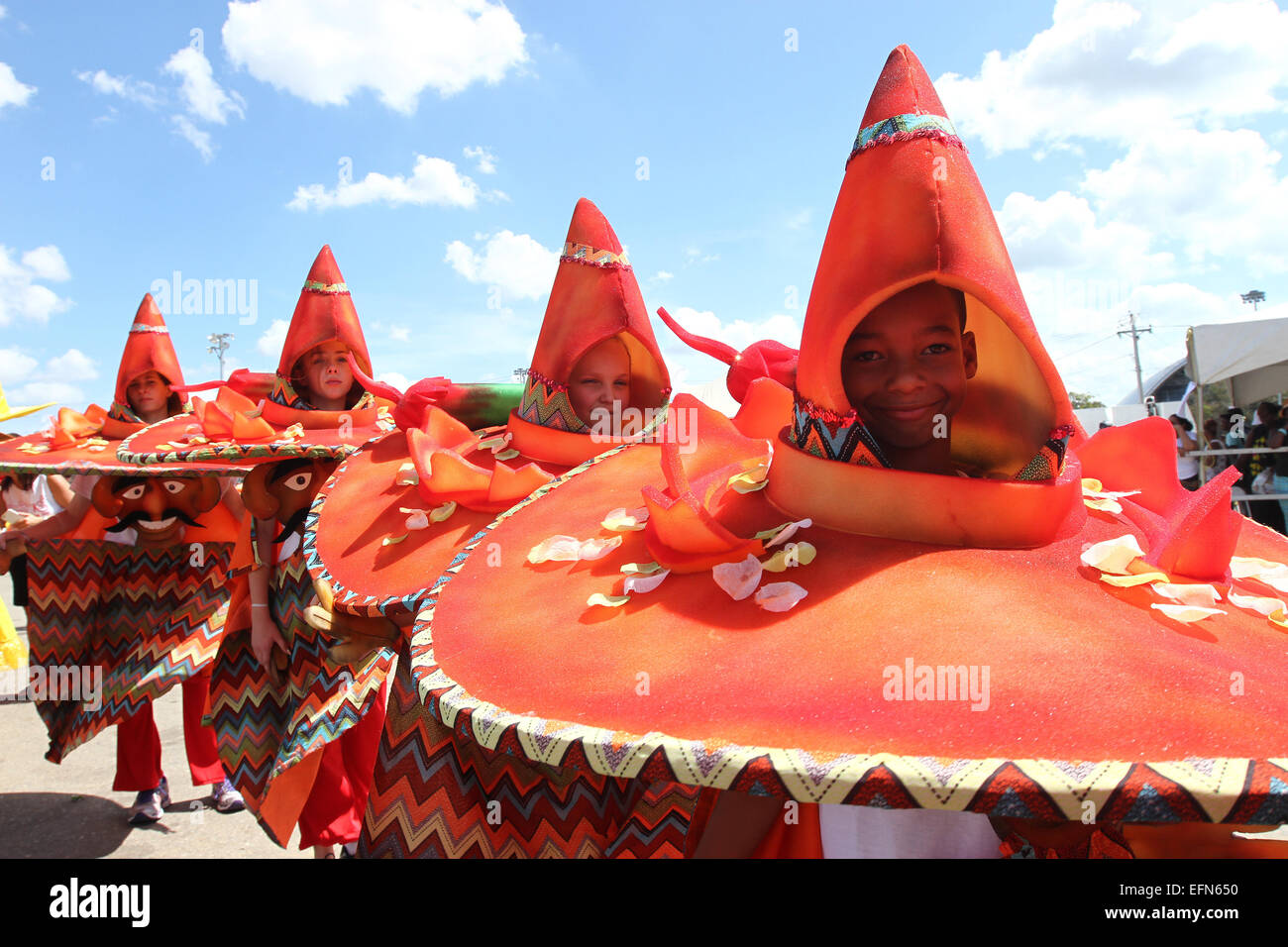 Les jeunes masqueraders dans la bande 'chapeau' par les bits et bites Promotions effectuer dans le Carnaval des Enfants de la concurrence dans la Trinité. Banque D'Images