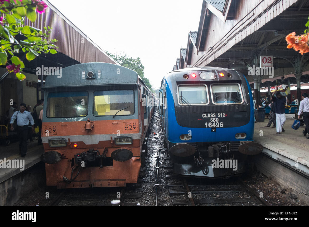 Wagons de train sur les quais de la gare principale de colombo Banque ...