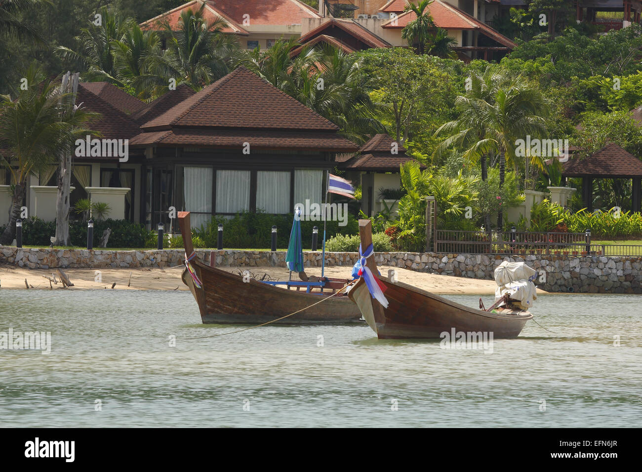 Bateaux sur Surin Beach, île de Phuket, Thaïlande Banque D'Images