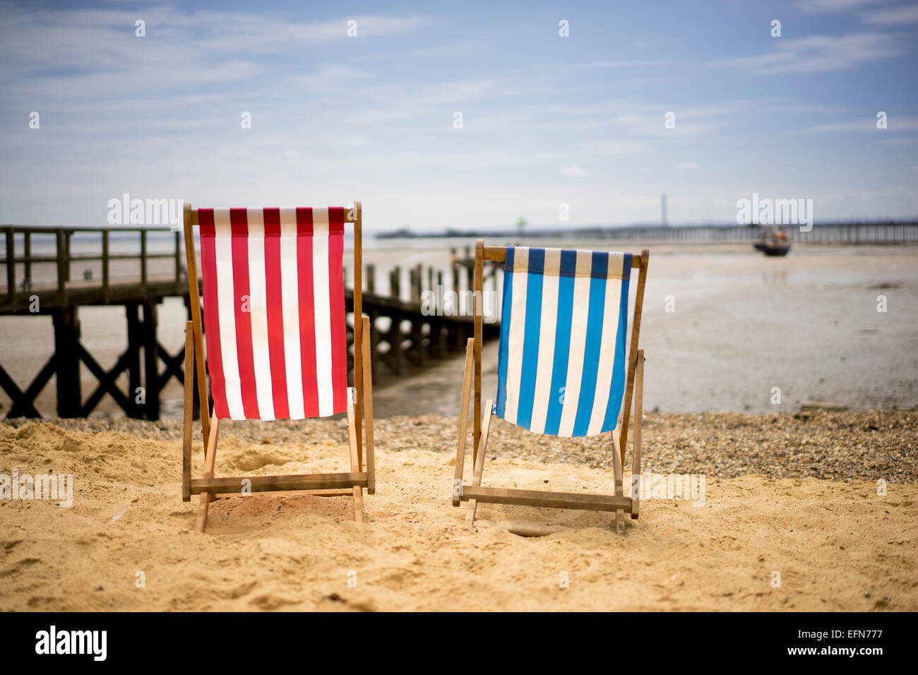 De chaises longues sur la plage à Southend on Sea Essex par un beau jour d'été à marée basse Banque D'Images