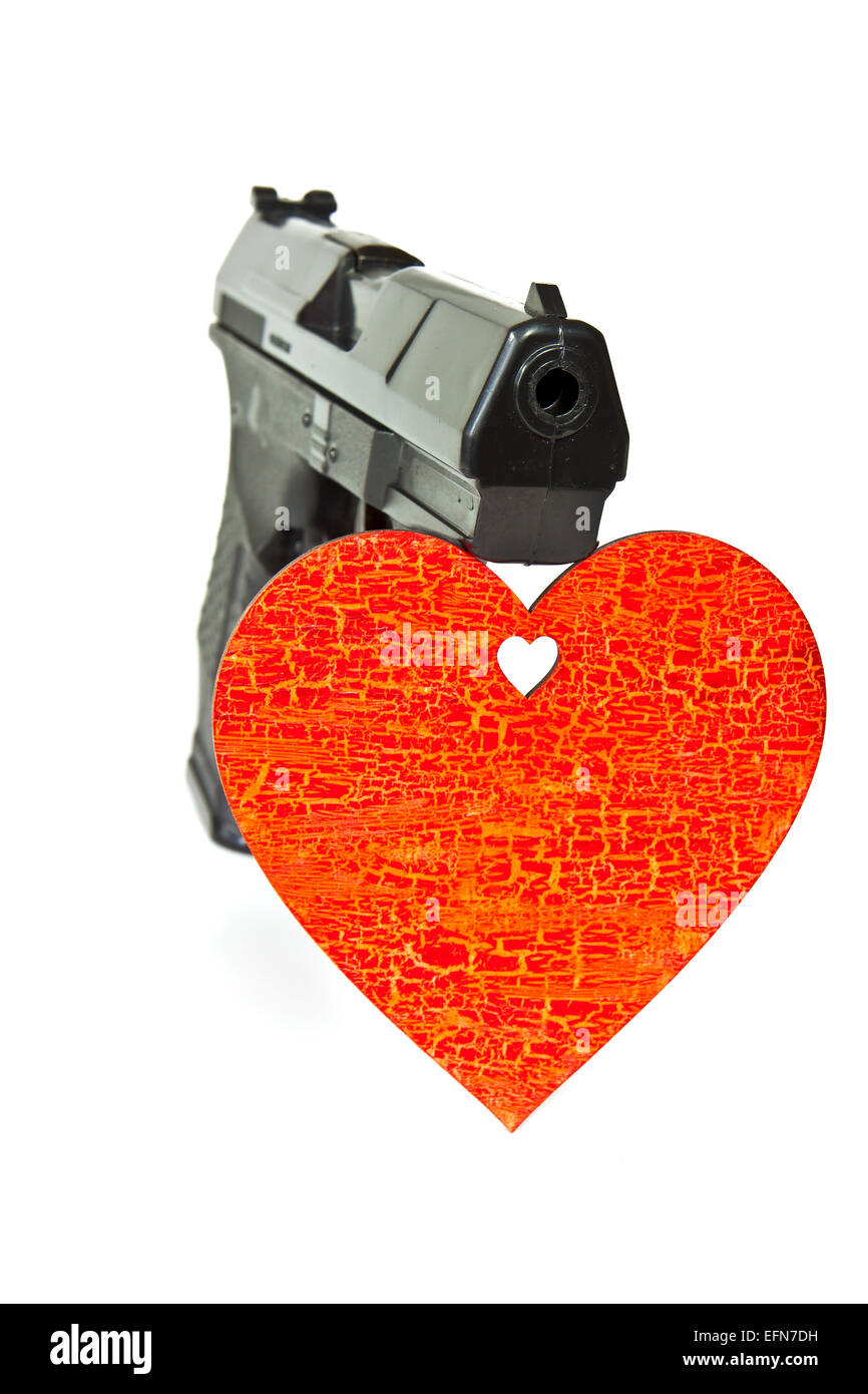 Pistolet à air pneumatique et coeur en bois peint en rouge Banque D'Images