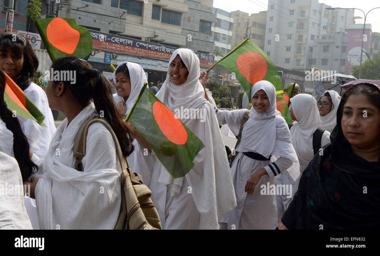 Dhaka, Bangladesh. Feb 8, 2015. Les étudiants du Bangladesh forment une chaîne humaine comme ils protestent contre un 72 heures non-stop à l'échelle du pays grève déclenchée par parti nationaliste du Bangladesh (BNP) à Dhaka, Bangladesh, le 8 février 2015. L'ancien Premier Ministre du Bangladesh Khaleda Zia's 20-partie alliance a appelé à une échelle de 72 heures de grève non-stop dimanche matin, exigeant de nouvelles élections dans le cadre d'un système de gouvernement intérimaire du parti. Shariful Islam Crédit :/Xinhua/Alamy Live News Banque D'Images